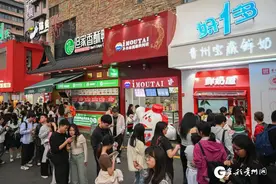 【高清组图】年轻游客钟情“贵州老字号”图片
