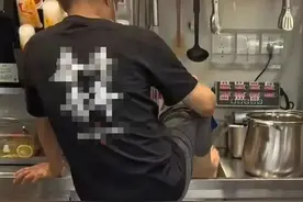 蜜雪冰城员工烫伤水池冲脚，消费者关心的是啥？| 新京报快评图片