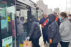 高峰通勤、潮汐动态、预约定制……青岛不断创新公交运行模式，推出多条公交专线精准服务市民出行图片