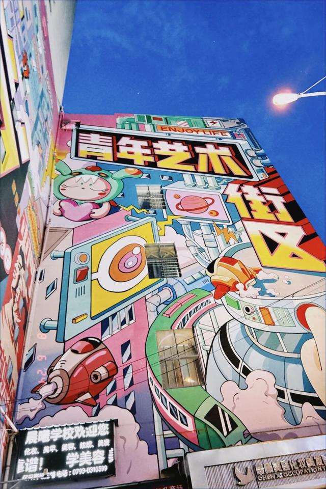 这些被遗弃的老地方，挤满了失落的年轻人