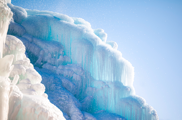出片率100%！北京震撼冰瀑奇观上线，游客慕“冰”而来