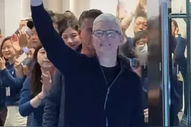 库克现身苹果上海新店引围观，为了它两天密集见了这些企业图片