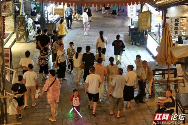 古街夜市，平凡日子里人来人往的热闹场