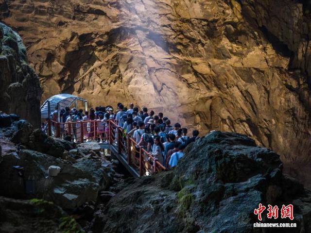 贵州毕节：织金洞迎来避暑旅游高峰