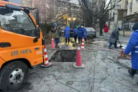 供水管道破裂致1900余户停水，多部门紧急抢修保障居民用水图片