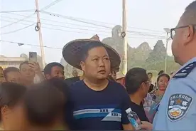 柳州3岁男童失踪警民连夜搜山，26小时后在数公里外的山上被找到，衣服已不见图片