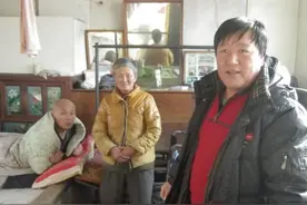 热心“好大哥”乐助邻里 志愿服务传递爱心图片