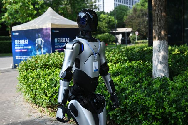 全球首次！记者现场体验智元机器人24小时“City Walk”