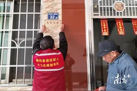 佛冈迳头为入伍新兵军属家庭悬挂光荣牌图片