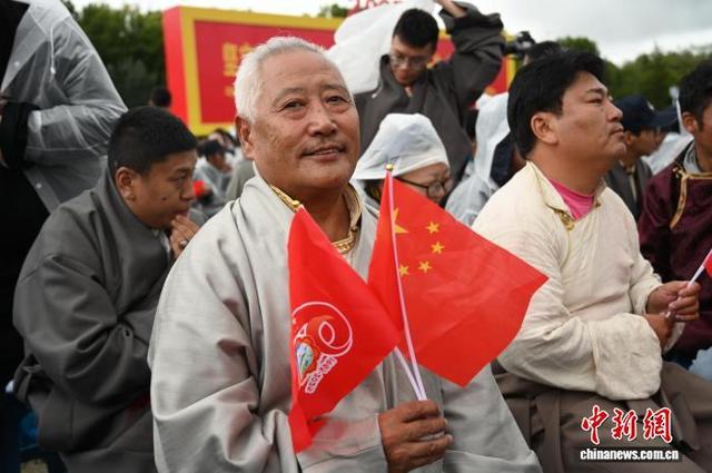 （辉煌60载 魅力新西藏）布达拉宫广场上的“见证者”“参与者”“亲历者”