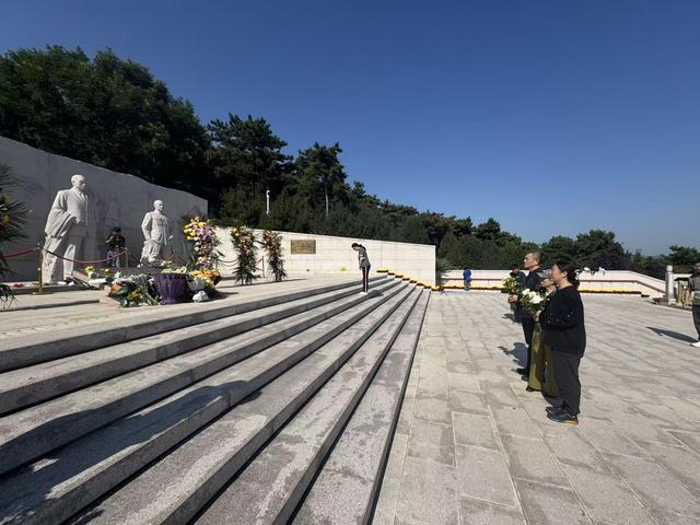 《沉默的荣耀》热播引共鸣，市民自发前往公园公墓悼念英烈