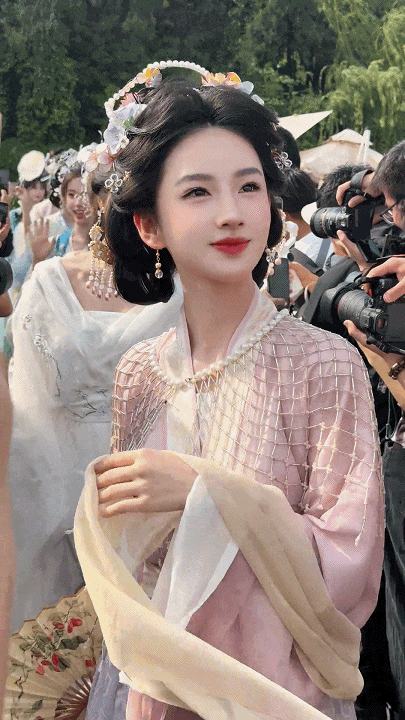 排队5小时，互动3分钟，年轻人流行“调戏”景区NPC