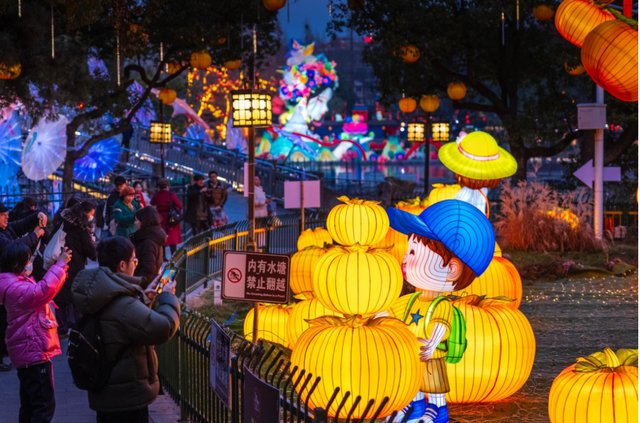 四十届华彩，一盏秦淮灯，点亮南京年味“顶流”！（内含福利~）