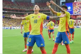 👑你就是哥伦比亚的王！路易斯-迪亚斯庆祝中为J罗加冕图片