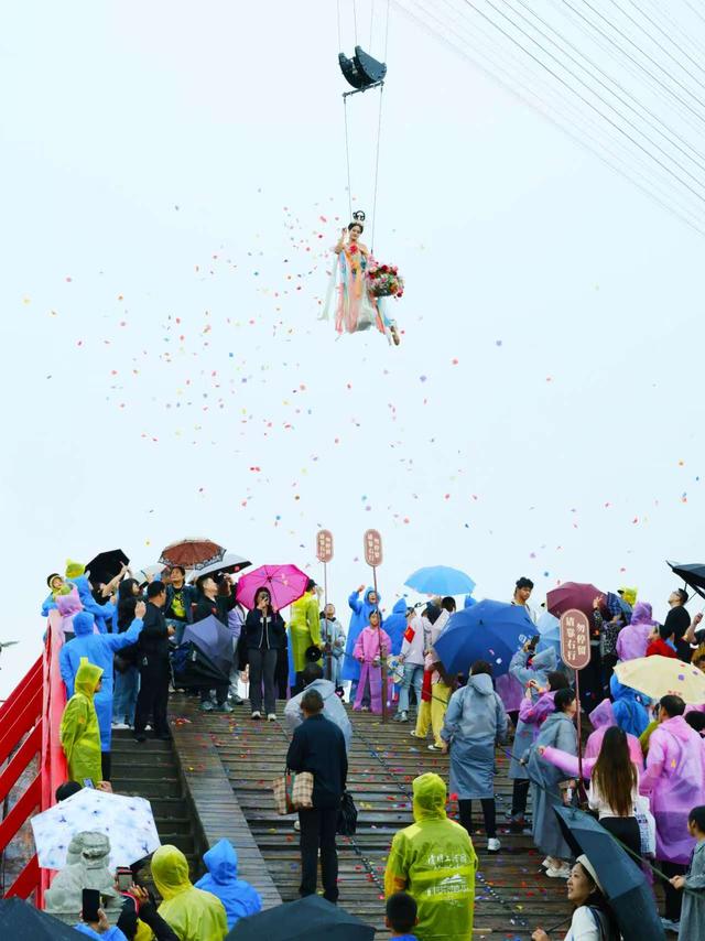 秋雨添韵味 游客兴致浓 清明上河园国庆假期别样热闹