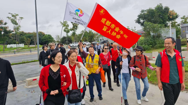 国际盲人节丨无障碍徒步、“科技助盲”教学实践…和盲人朋友体验多彩生活