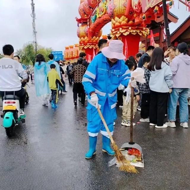 宠客在龙亭丨“双节”雨幕下的环卫诗篇