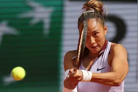 这次没有翻越高山，郑钦文苦战不敌萨巴伦卡图片