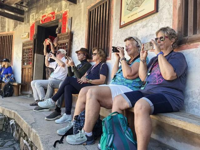 外国游客来华安体验世遗土楼文化