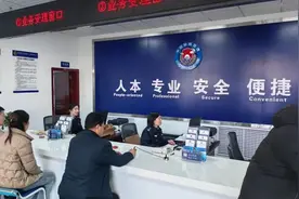【优化营商环境】庄浪公安推出“早提前晚延时”办证模式 群众点赞“当天办结效率高”图片