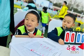 “足”梦前行，“球”动童心 成都武侯五幼足球小将“足”下生风图片