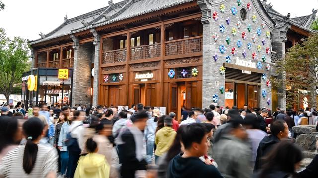 秋雨挡不住！这个商业街区带火郑州老城，终结郑州商业“缺文化”的历史