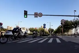 涉嫌多项交通违法！有市民在龙腾大道附近连续遭遇两波“骑行团”图片