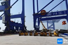 新春走基层丨洋浦港航项目假期不停工，工人铆足干劲抢工期图片