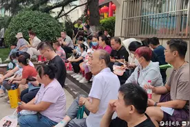 陪考家长“群像”：有的全家总动员，有的把“家”搬来现场图片