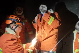 灵山夜间刮起8级大风，门头沟消防员顶风上山救援图片