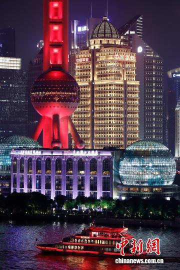 国庆假期 游客在上海外滩欣赏黄浦江两岸美景