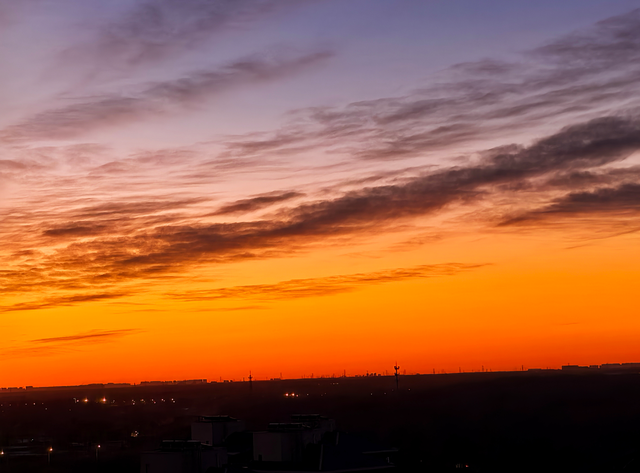 朝色漫染，天空披彩，北京的晨光太治愈了！