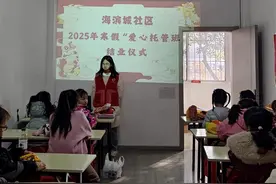 现场展示绘画、手工作品，武汉海滨城社区寒假爱心托管班结业图片