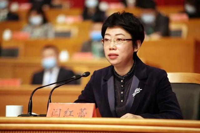 她	，任市委书记