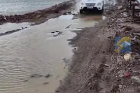 车陷泥潭难自救 沾化民警偶遇急救援图片