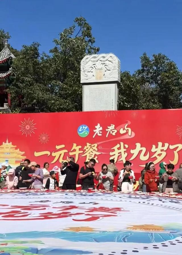 持续9年的“1元午餐”，门口10元景区7元的雨衣……来河南的游客被景区物价“惊呆了”