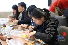 妇女节，建筑女工感受陶泥非遗魅力图片