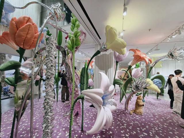 上海市中心惊现冬日“花海”！这片超火爆限时空间又焕新！明星也来打卡→