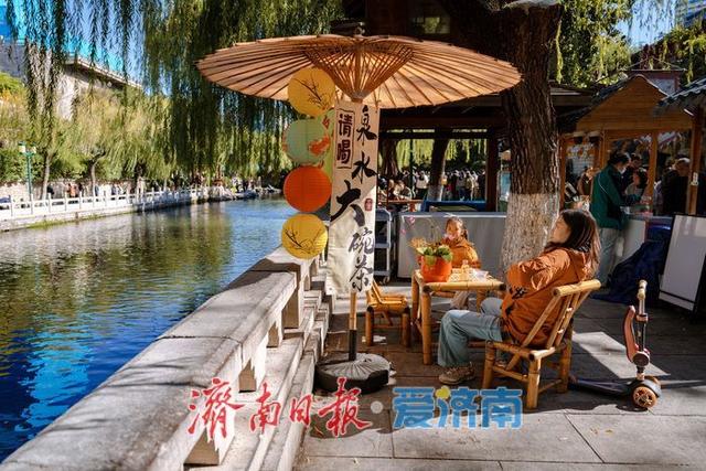 一年四季 泉在济南丨济南黑虎泉畔：秋日赏泉正当时，市民尽享泉水魅力