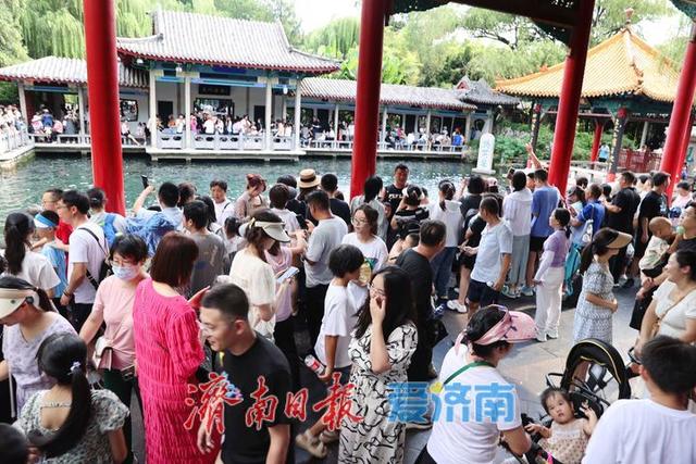 假期首日 泉城景区人气火爆