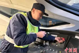 西安北站“守夜人”图片