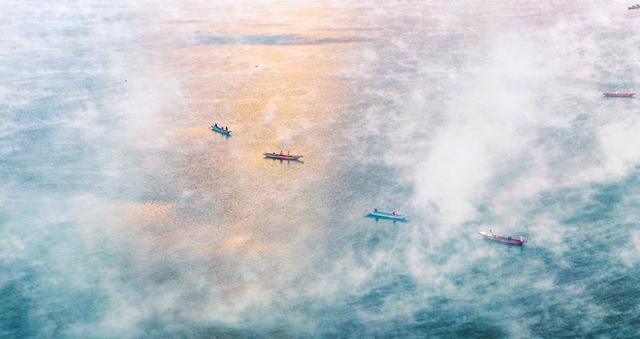 泸沽湖：薄雾轻舟入画来 冬韵泸沽醉游人