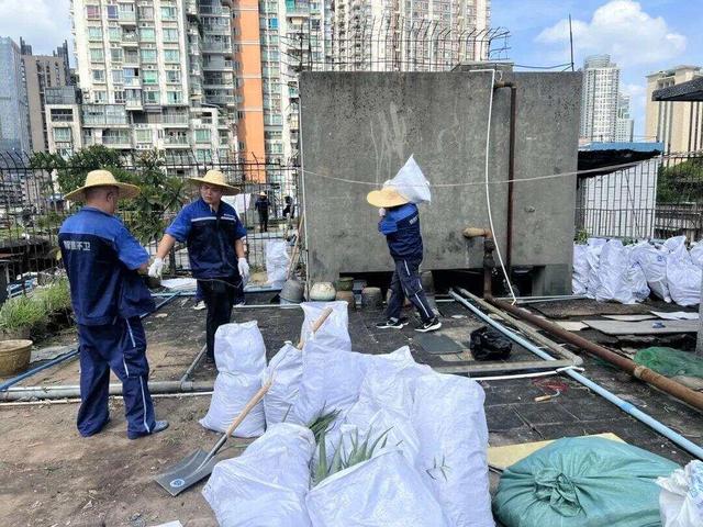 广州硬核“扫楼”！“无人机+吊机”完美搭档，清扫天台蚊虫孳生地