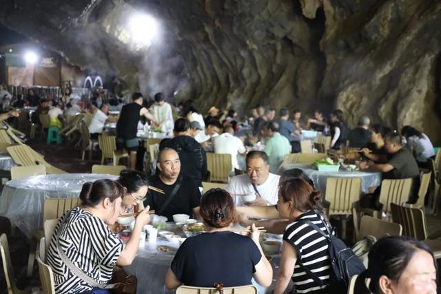 绥阳红果树景区：洞穴火锅“煮”出清凉经济新模式