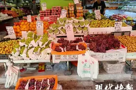 秋果甜蜜上市，秋月梨等人气水果价格亲民图片