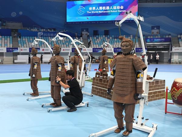 全球首个人形机器人运动会开幕式“机器人秀”进行彩排