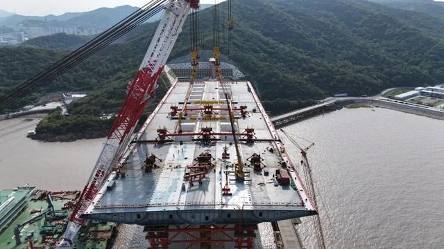 甬舟铁路西堠门公铁两用大桥金塘侧边跨钢梁架设完成