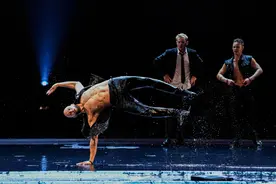 俄罗斯型男水舞剧《雨中》珠海首演图片