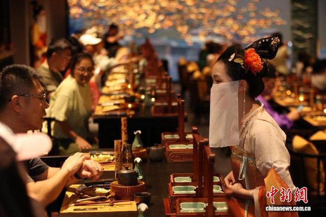 复刻古时宴饮场景 沉浸式华夏礼乐文化秀助力上海“首店经济”