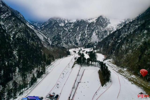 “冰雪暖阳双体验”引客！四川冬季旅游季在汶川县羌人谷滑雪场启幕
